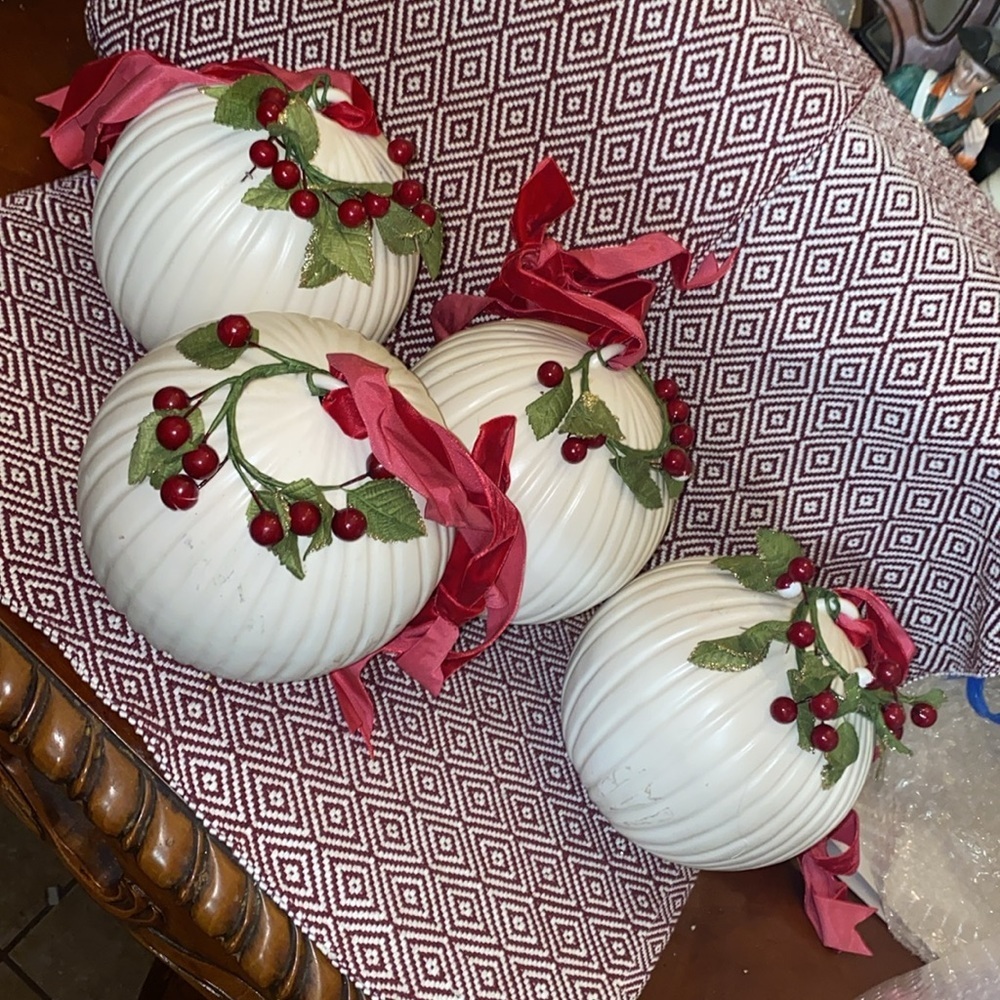 5" SCF vintage white ceramic/porcelain Christmas ball/ornament, sold as each - Picture 2 of 7